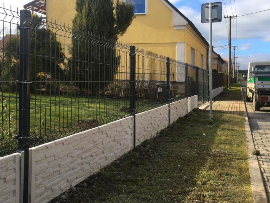 2 panely a betonový plot
